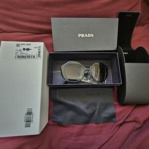 Prada sunglasses brand new with tag
